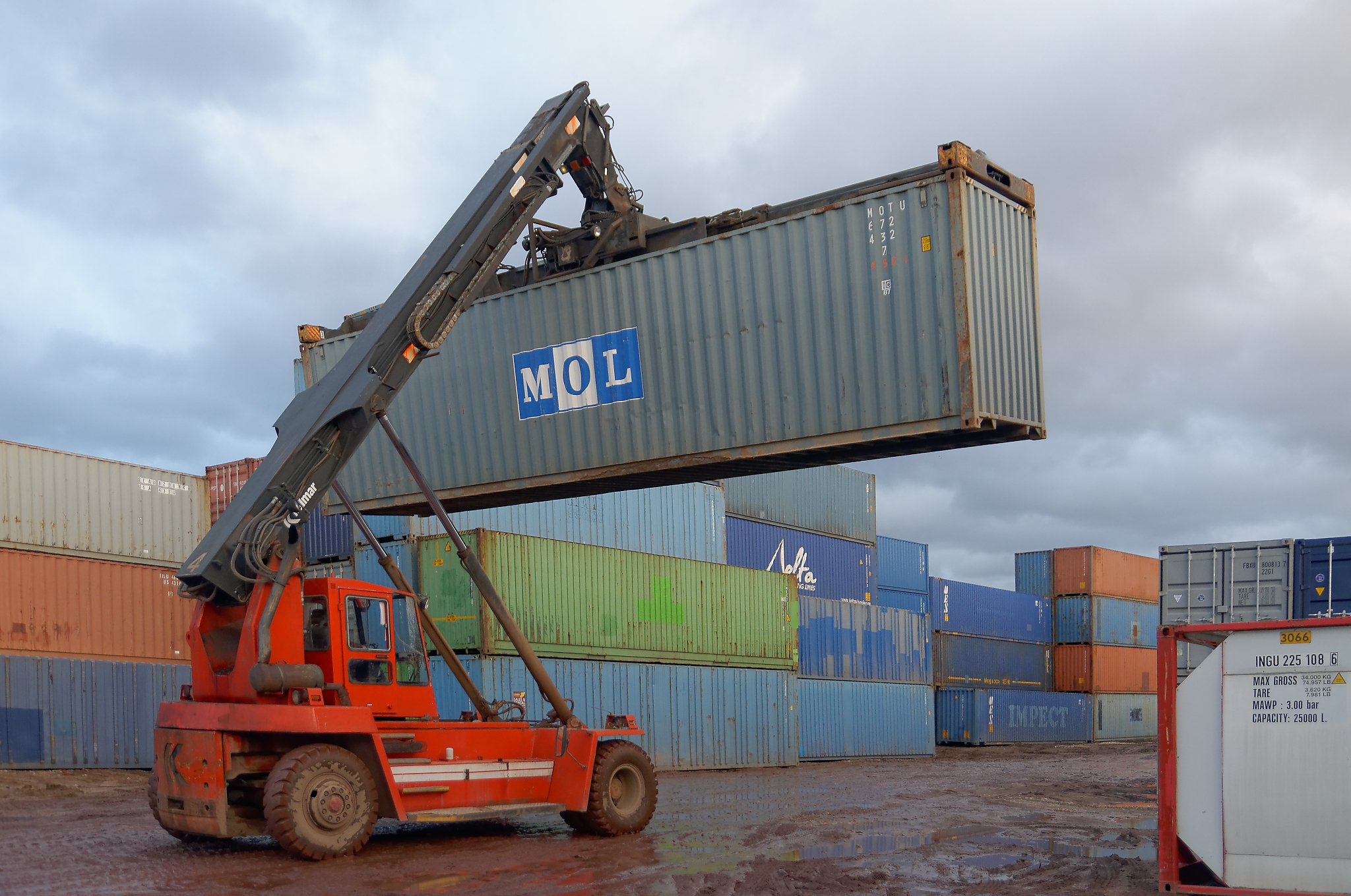 Перевозка контейнеров автотранспортом
